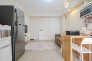 2 bedrooms, free WiFi, bed sheets - Modern Style 2BR Apartment Bassura City near Shopping Mall (Jakarta)