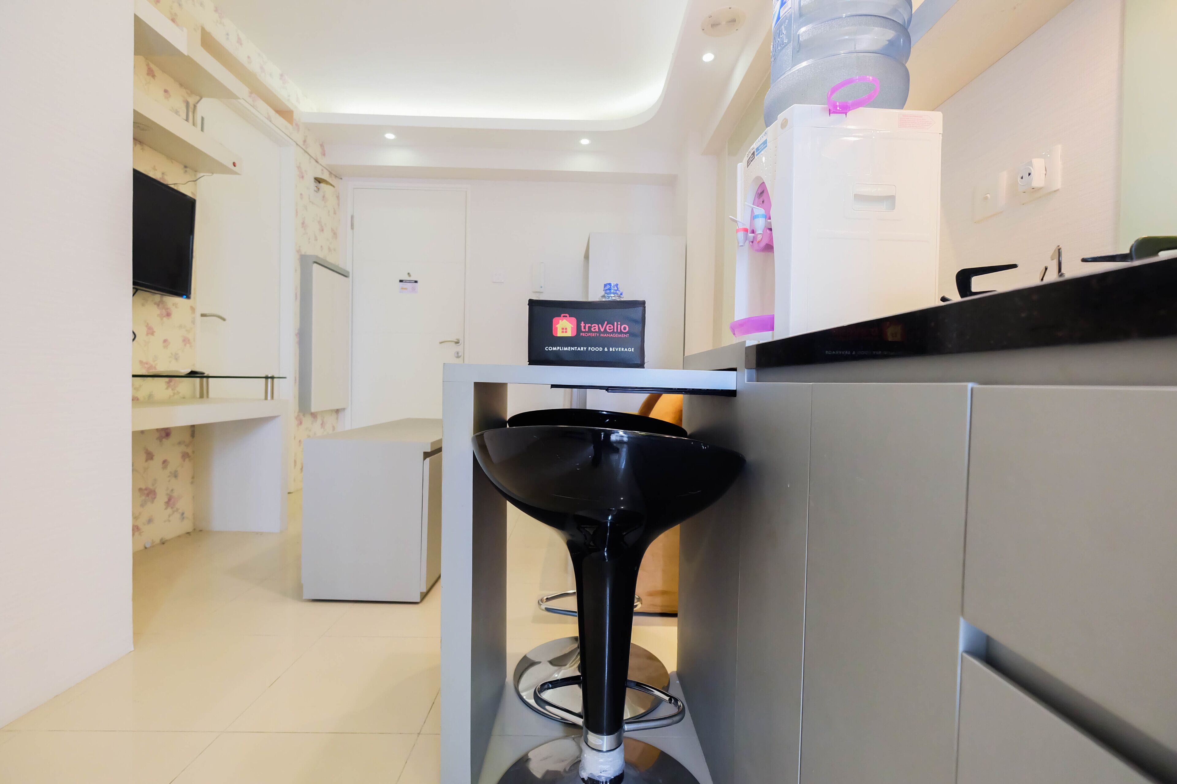 Room | Private kitchenette | Fridge, stovetop, cookware/dishes/utensils