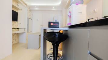 Room | Private kitchenette | Fridge, stovetop, cookware/dishes/utensils