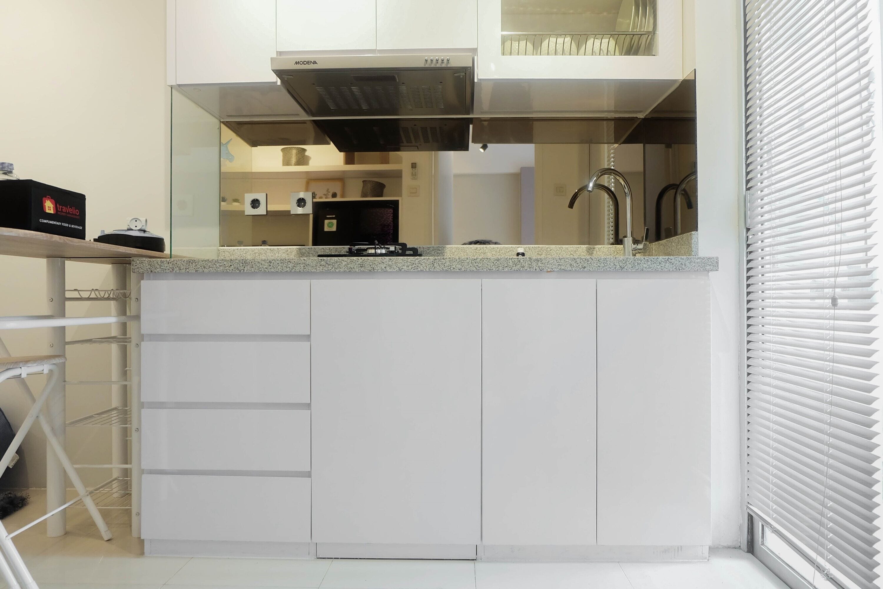 Kamar | Dapur kecil pribadi | Lemari es, kompor, dan peralatan masak/sendok-piring