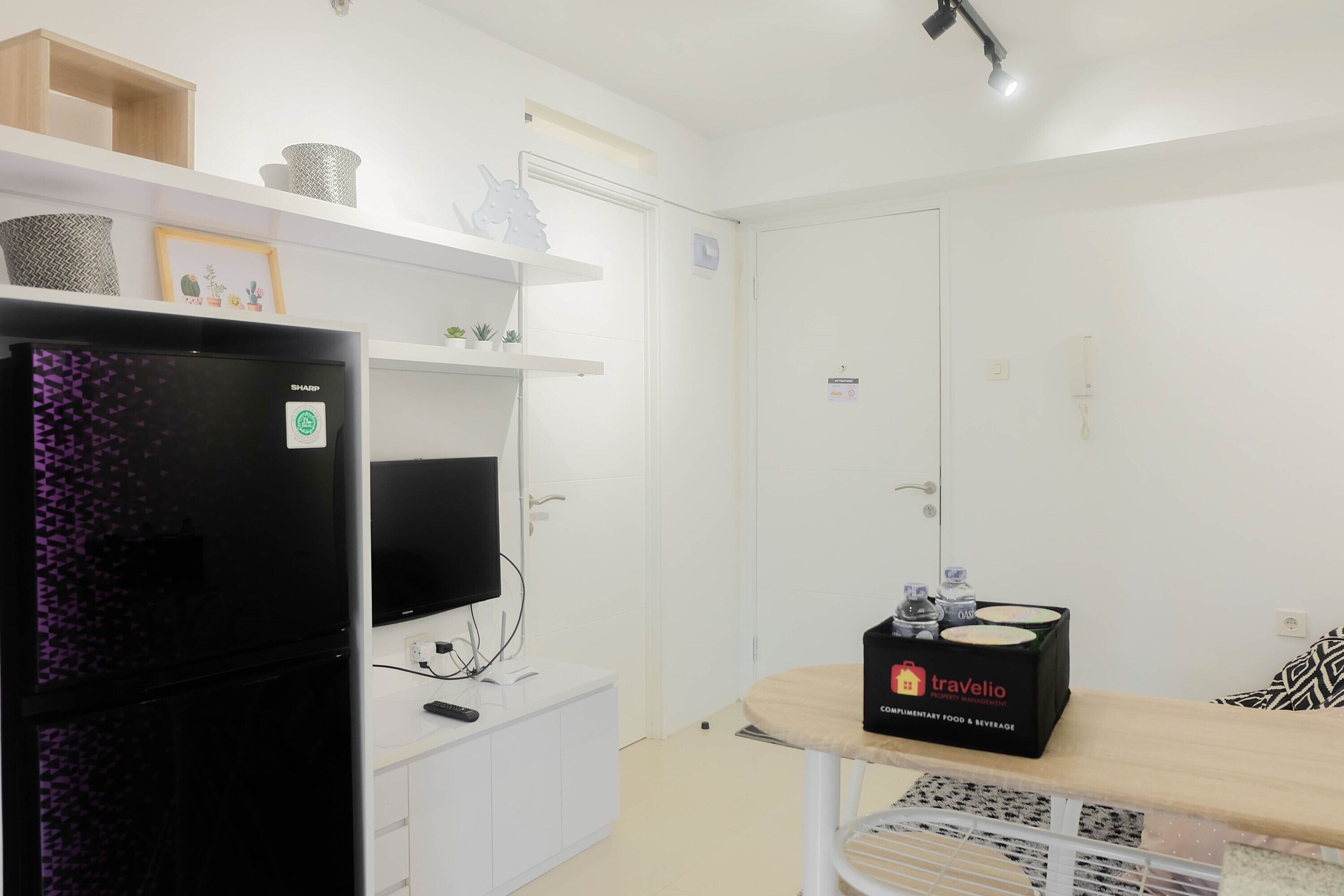 Lemari es, kompor, dan peralatan masak/sendok-piring