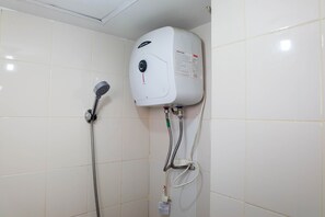 Kamar | Kamar mandi | Shower dan handuk
