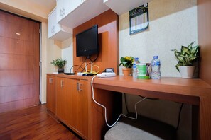 Room | Private kitchen | Fridge, stovetop, cookware/dishes/utensils