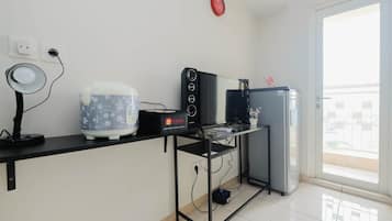 Room | Private kitchenette | Fridge, stovetop, cookware/dishes/utensils