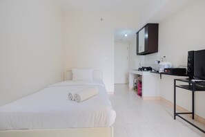 Room | Free WiFi, bed sheets - Stylish and Posh Studio Springlake Summarecon Bekasi Apartment (Bekasi)