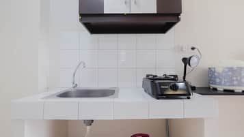 Room | Private kitchenette | Fridge, stovetop, cookware/dishes/utensils