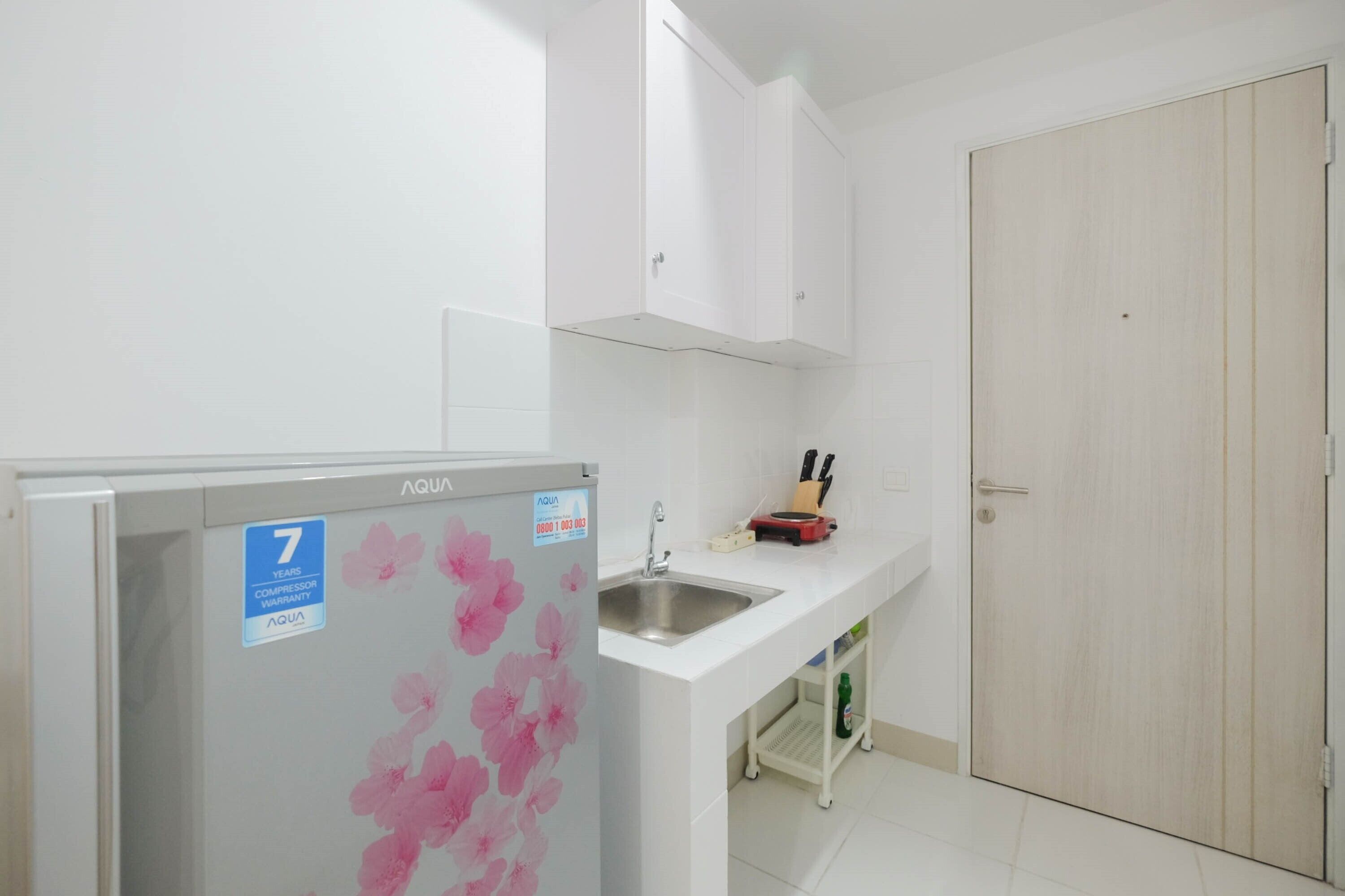Habitación | Cocina privada | Refrigerador, parrilla de estufa y utensilios de cocina 