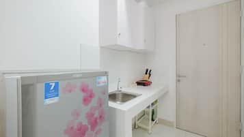 Habitación | Cocina privada | Refrigerador, parrilla de estufa y utensilios de cocina