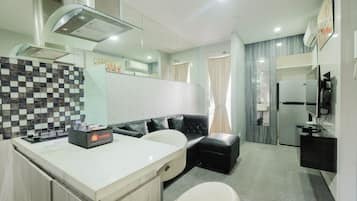 Room | Private kitchen | Fridge, stovetop, cookware/dishes/utensils