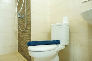 A bathroom with a toilet, a shower, and a sink. - 2Bedroom Sky Terrace Apartment with Pool View (Jakarta)