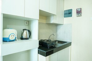 Room | Private kitchen | Fridge, stovetop, cookware/dishes/utensils