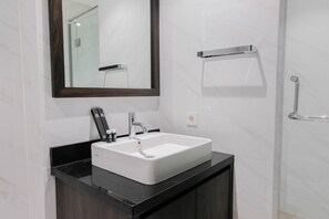 Szoba | Fürdőszoba | Zuhanyzó és törölközők