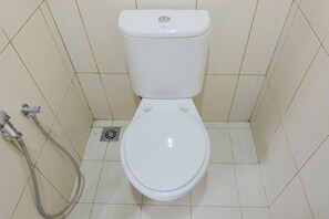 Kamer | Badkamer | Een douche, handdoeken