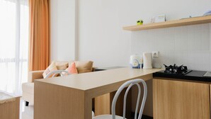 Una cocina moderna con encimera de madera, estufa a gas y una silla blanca.