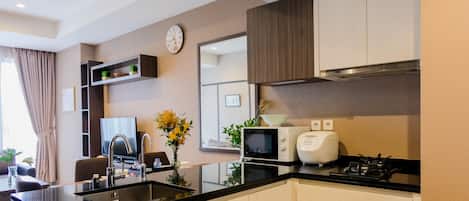 Room | Private kitchen | Fridge, stovetop, cookware/dishes/utensils