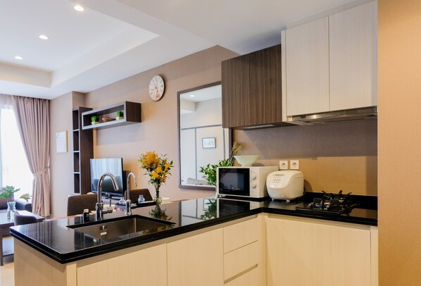 Room | Private kitchen | Fridge, stovetop, cookware/dishes/utensils