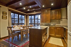 Geladeira, micro-ondas, fogão, lava-louças