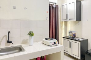 Zimmer | Eigene Küche | Kühlschrank, Herdplatte, Kochgeschirr/Geschirr/Besteck