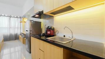 Room | Private kitchen | Fridge, stovetop, cookware/dishes/utensils