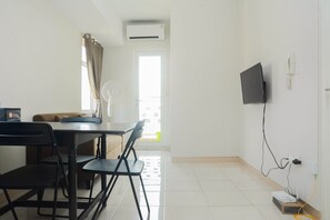 Chambre | Aire de séjour | Téléviseur