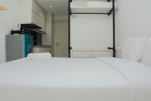 Room | Free WiFi, bed sheets - Town View Studio Apartement @ Patraland Urbano (Bekasi)