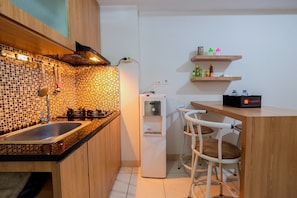 Kamer | Privékeuken | Een koelkast, een kookplaat, een waterkoker, kookgerei, borden en bestek