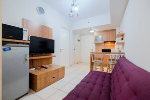 Kamer | Privékeuken | Een koelkast, een kookplaat, een waterkoker, kookgerei, borden en bestek