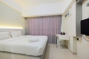 Room | Free WiFi, bed sheets - Elegant Studio Room at Springlake Summarecon Apartment (Bekasi)