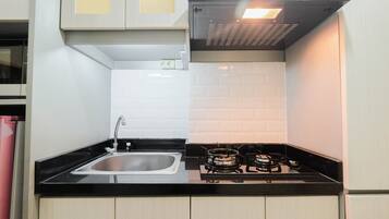 Refrigerador, placa de cocina, utensilios de cocina