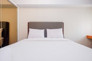 Room | 2 bedrooms, free WiFi, bed sheets - Pool View and Homey 2BR Apartment @ Springlake Summarecon (Bekasi)