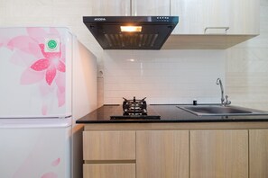 Room | Private kitchen | Fridge, stovetop, cookware/dishes/utensils - Deluxe Studio Apartment @ Springlake Summarecon (Bekasi)