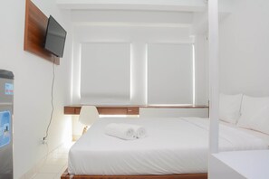 Free WiFi, bed sheets - Town View Apartment Studio @ Patraland Urbano (Bekasi)