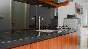 Huone | Yksityinen keittiö | Jääkaappi, liesi, keittoastiat/astiat/ruokailuvälineet