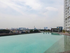 Outdoor pool - Town View Apartment Studio @ Patraland Urbano (Bekasi)