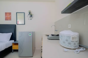 Private kitchen - Comfy Studio Bogorienze Resort Apartment near The Jungle Fest By Travelio (Bogor)