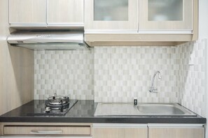 Kamar | Dapur pribadi | Lemari es, kompor, ketel listrik, dan peralatan masak/sendok-piring