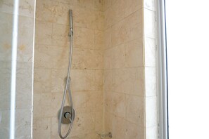 Habitación | Baño | Regadera y toallas 