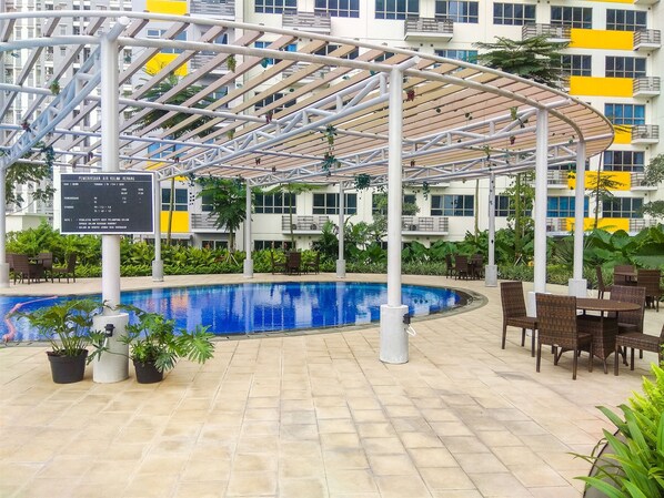 Outdoor pool - Cozy with City View @ Studio Springlake Bekasi Apartment By Travelio (Bekasi)