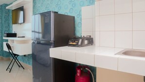 Room | Private kitchen - Cozy with City View @ Studio Springlake Bekasi Apartment By Travelio (Bekasi)