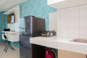 Room | Private kitchen | Fridge, stovetop, cookware/dishes/utensils - Cozy with City View @ Studio Springlake Bekasi Apartment By Travelio (Bekasi)