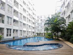 Una piscina al aire libre