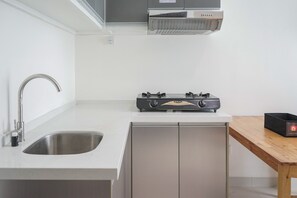 Habitación | Cocina privada | Refrigerador, parrilla de estufa y utensilios de cocina 