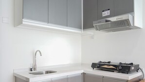 Room | Private kitchen | Fridge, stovetop, cookware/dishes/utensils - Chic Brooklyn Alam Sutera Studio Apartment By Travelio (South Tangerang)