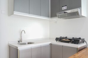 Refrigerador, placa de cocina, utensilios de cocina