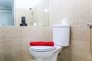 Kamer | Badkamer | Een douche, handdoeken