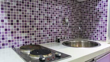 Habitación | Cocineta privada | Refrigerador, parrilla de estufa y utensilios de cocina