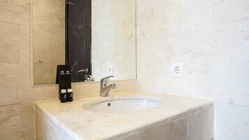 Room | Bathroom | Shower, towels
