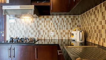 Habitación | Cocineta privada | Refrigerador, parrilla de estufa y utensilios de cocina