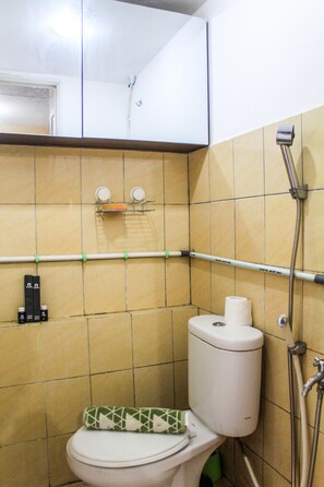 Room | Bathroom | Shower, towels - Comfortable and Tranquil 2BR Apartment at Green Pramuka By Travelio (Jakarta)