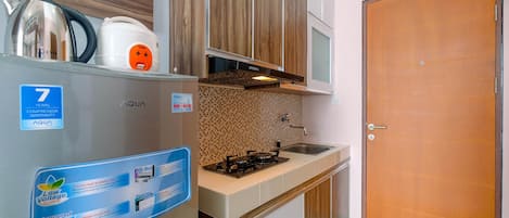 Room | Private kitchen | Fridge, stovetop, electric kettle, cookware/dishes/utensils